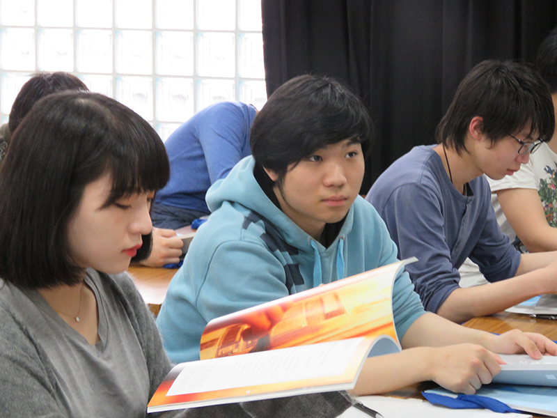 真剣に聞き入る学生たち